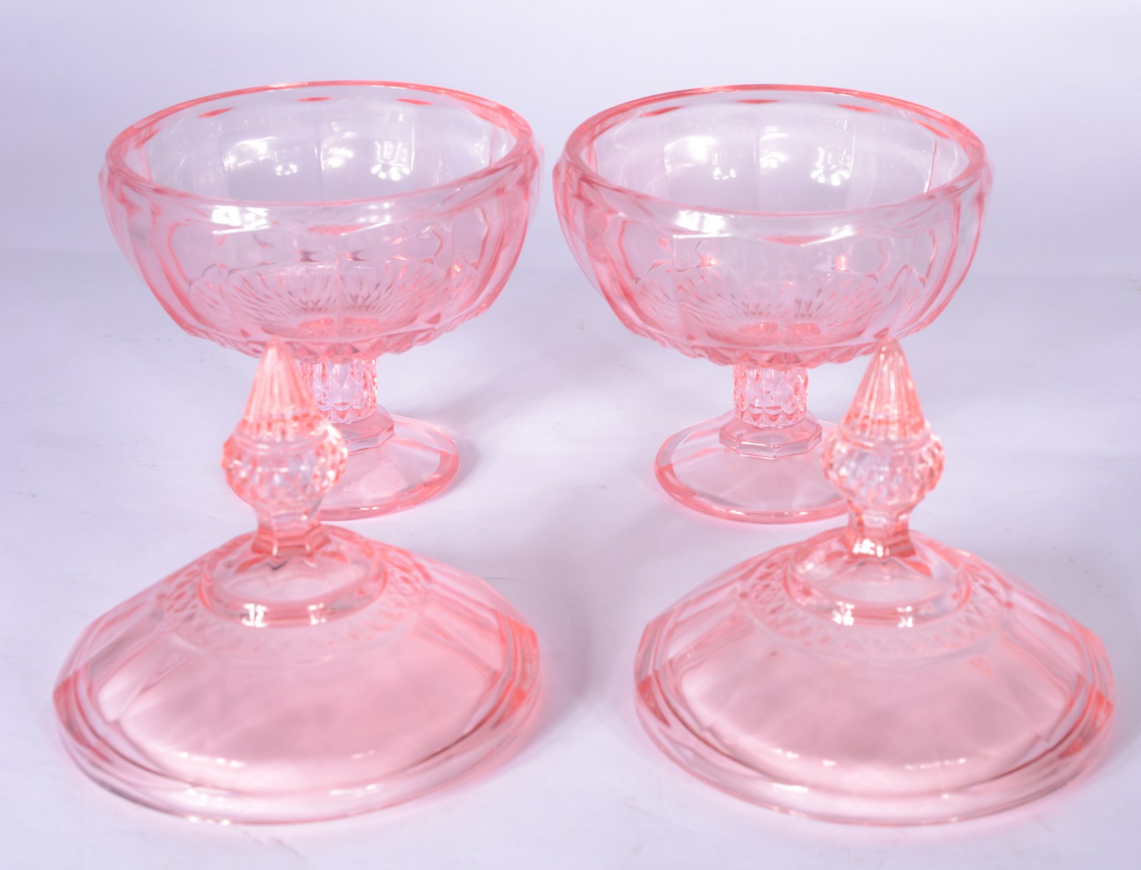Quatro compoteiras de vidro decorativo na cor rosa. - foto 4 de 6