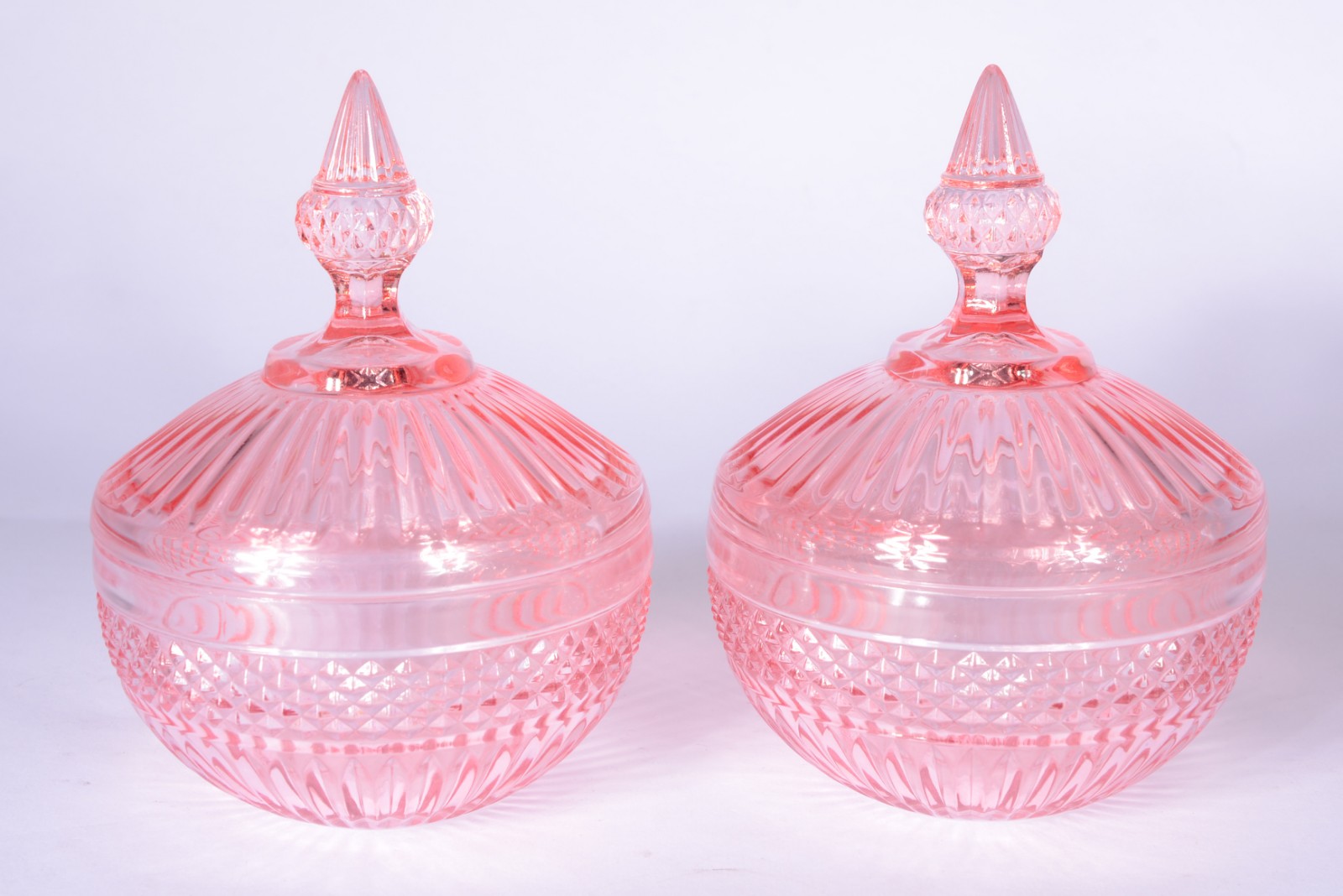 Quatro compoteiras de vidro decorativo na cor rosa. - foto 5 de 6