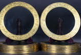 Conjunto com 12 sousplats de vidro com bordas d... - Conjunto com 12 sousplats de vidro com bordas de metal dourado marroquino trabalhado em relevo.