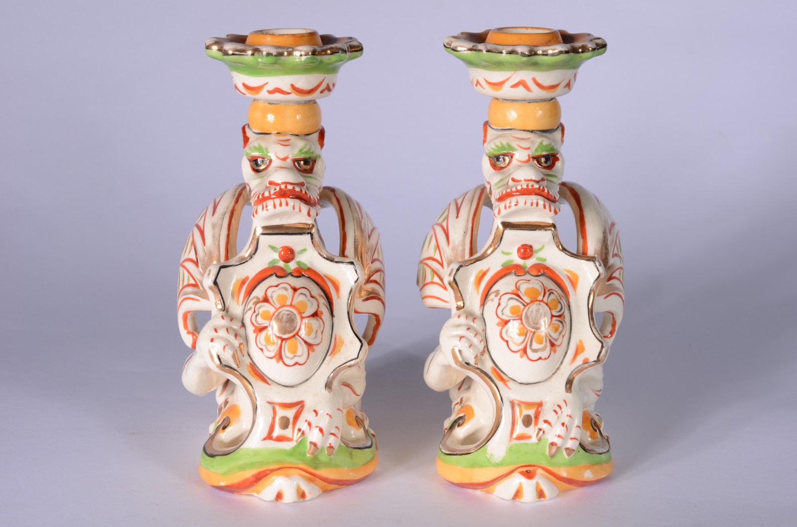 Par de castiçais de cerâmica oriental policromada na forma de... - foto 1 de 9