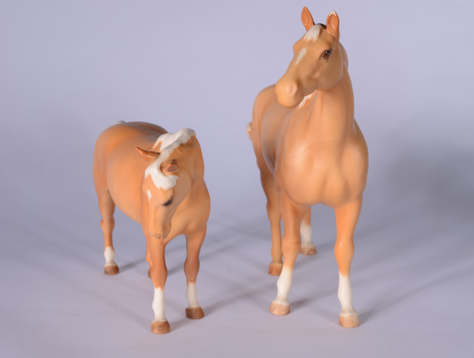 Duas esculturas de porcelana policromada inglesa Beswick... - foto 1 de 8