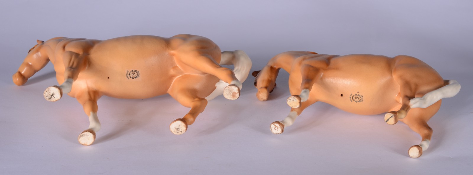 Duas esculturas de porcelana policromada inglesa Beswick... - foto 7 de 8