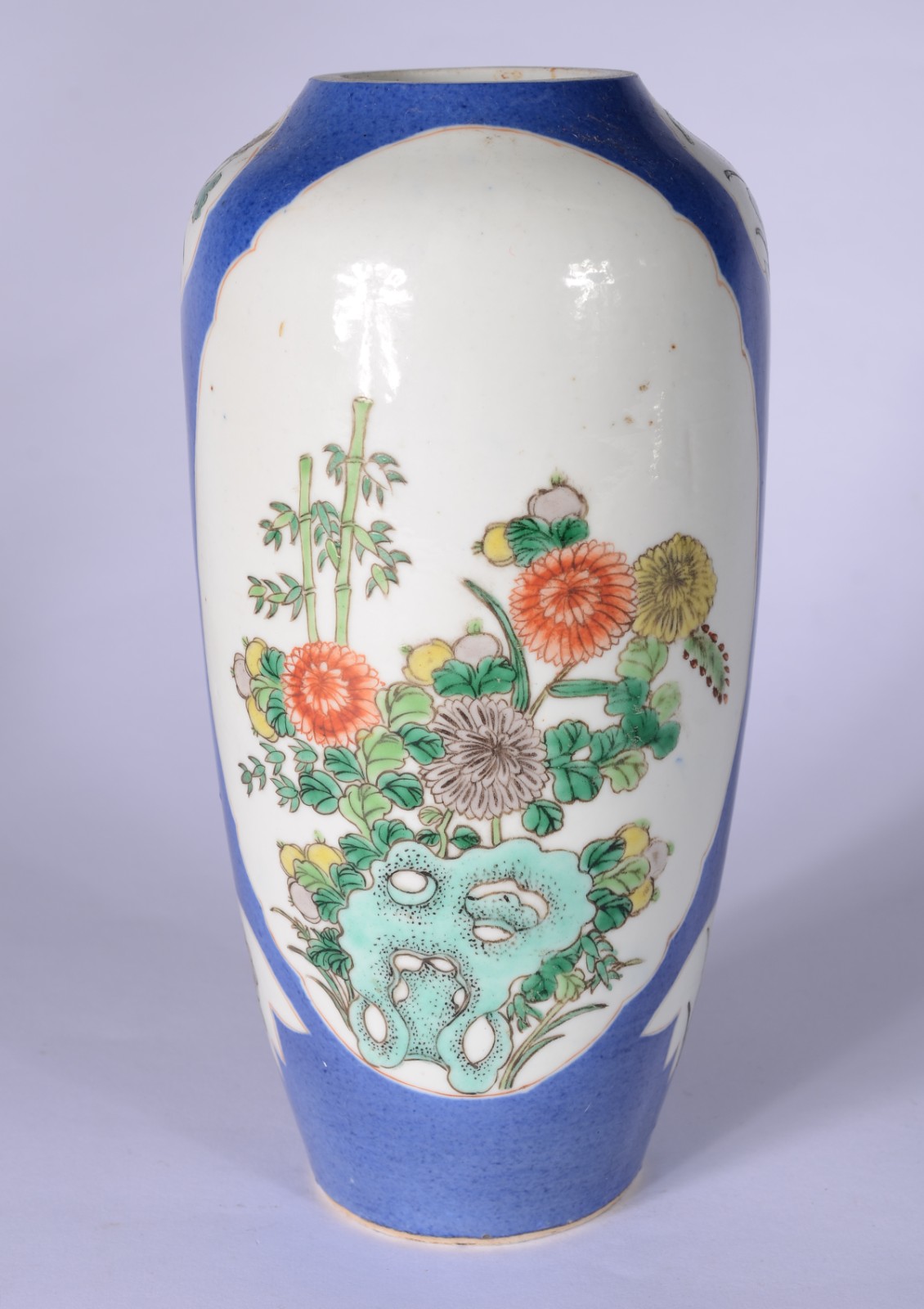 Vaso de porcelana oriental decorado com flores em policromia sobre... - foto 1 de 5