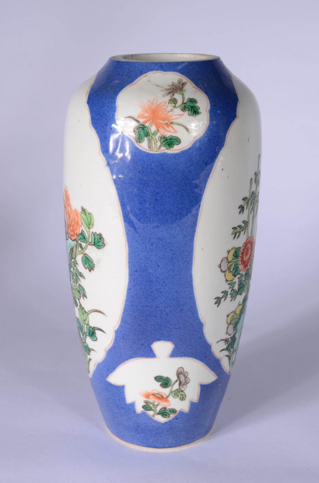 Vaso de porcelana oriental decorado com flores em policromia sobre... - foto 2 de 5