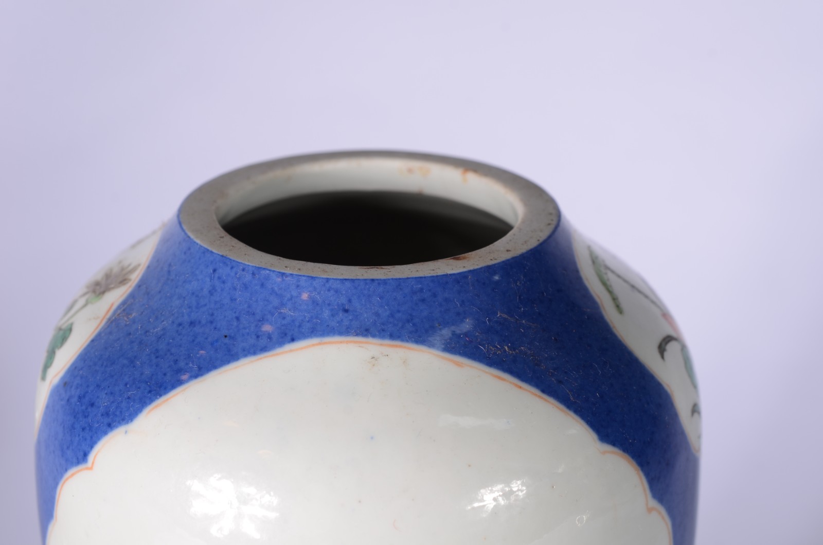 Vaso de porcelana oriental decorado com flores em policromia sobre... - foto 3 de 5