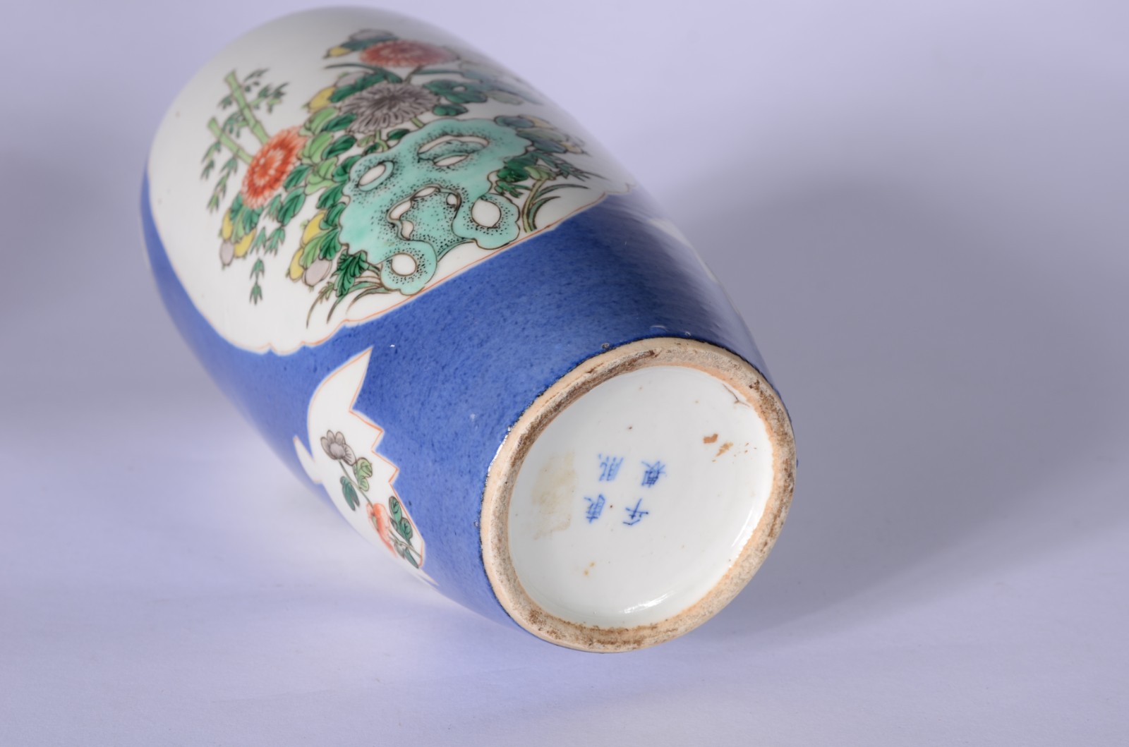 Vaso de porcelana oriental decorado com flores em policromia sobre... - foto 4 de 5