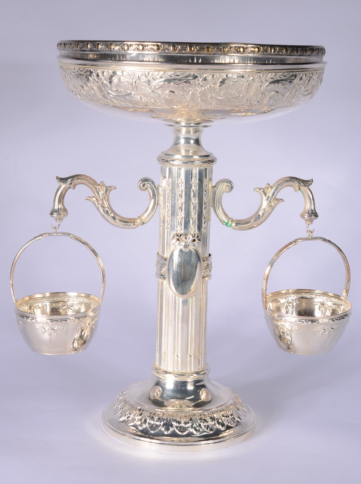 Fruteira de metal prateado com recipiente de cristal lapidado, duas... - foto 1 de 8