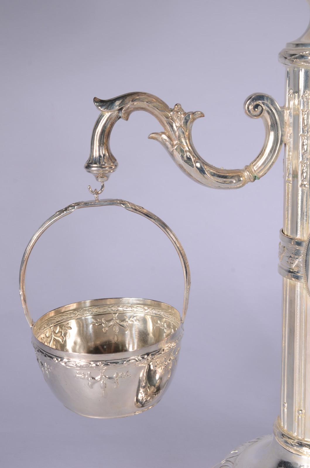 Fruteira de metal prateado com recipiente de cristal lapidado, duas... - foto 2 de 8