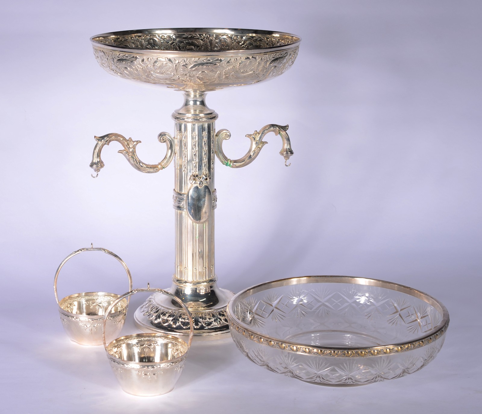 Fruteira de metal prateado com recipiente de cristal lapidado, duas... - foto 5 de 8