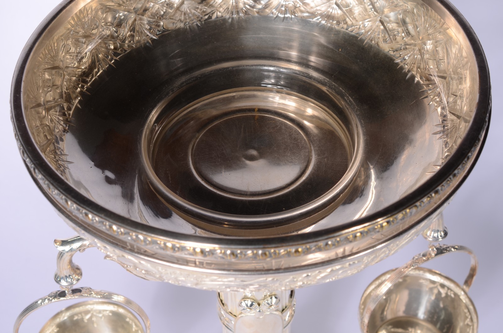 Fruteira de metal prateado com recipiente de cristal lapidado, duas... - foto 7 de 8