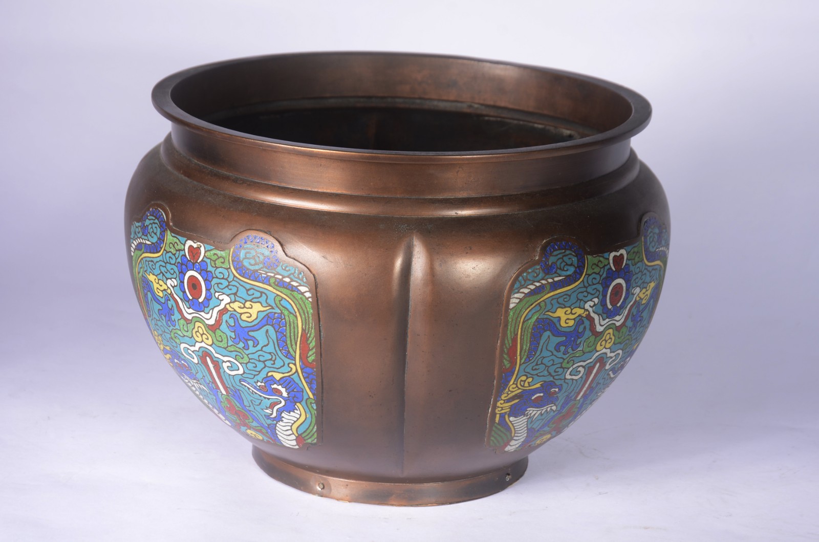 Cachepot de bronze chinês decorado com placas em cloisoné policromado. - foto 2 de 4