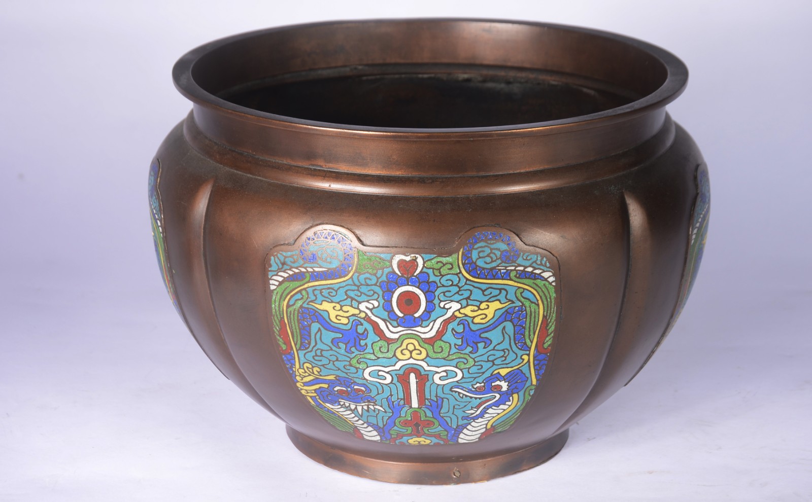 Cachepot de bronze chinês decorado com placas em cloisoné policromado. - foto 1 de 4