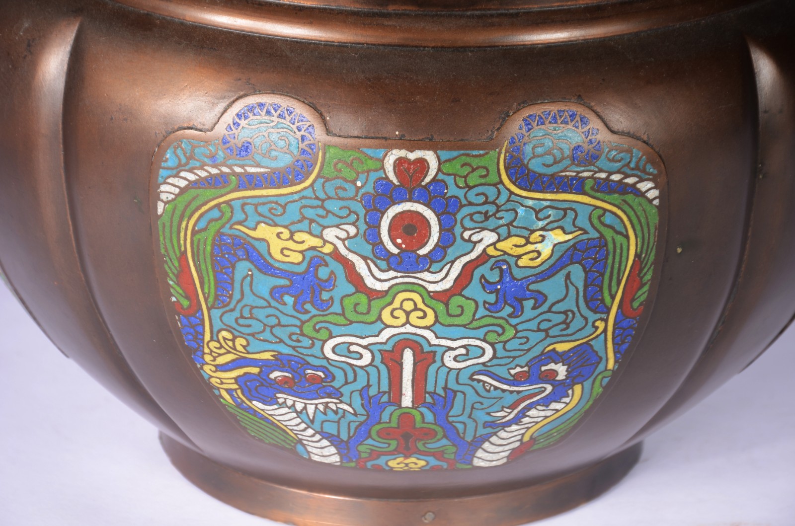 Cachepot de bronze chinês decorado com placas em cloisoné policromado. - foto 3 de 4