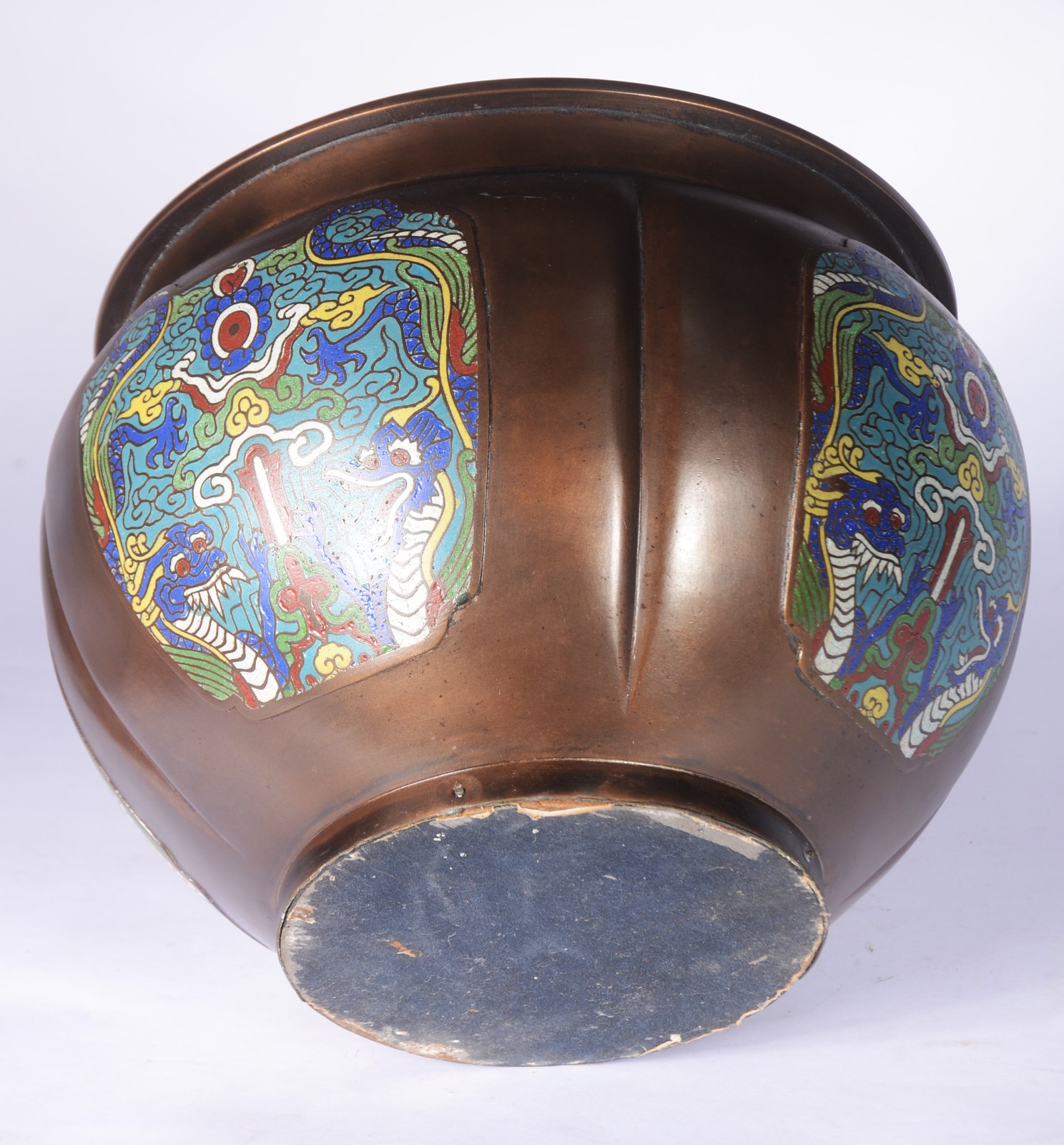 Cachepot de bronze chinês decorado com placas em cloisoné policromado. - foto 4 de 4