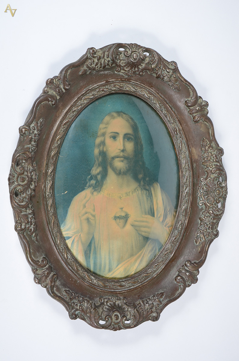 Figura de Cristo com moldura oval. Medidas 48 x 57 cm. (vidro rachado)