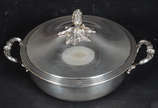 CHRISTOFLE - Terrina com alças de metal espessu... - CHRISTOFLE - Terrina com alças de metal espessurado a prata, pega da tampa na forma de flor, marcada na base.