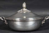 CHRISTOFLE - Terrina com alças de metal espessu... - CHRISTOFLE - Terrina com alças de metal espessurado a prata, pega da tampa na forma de flor, marcada na base.