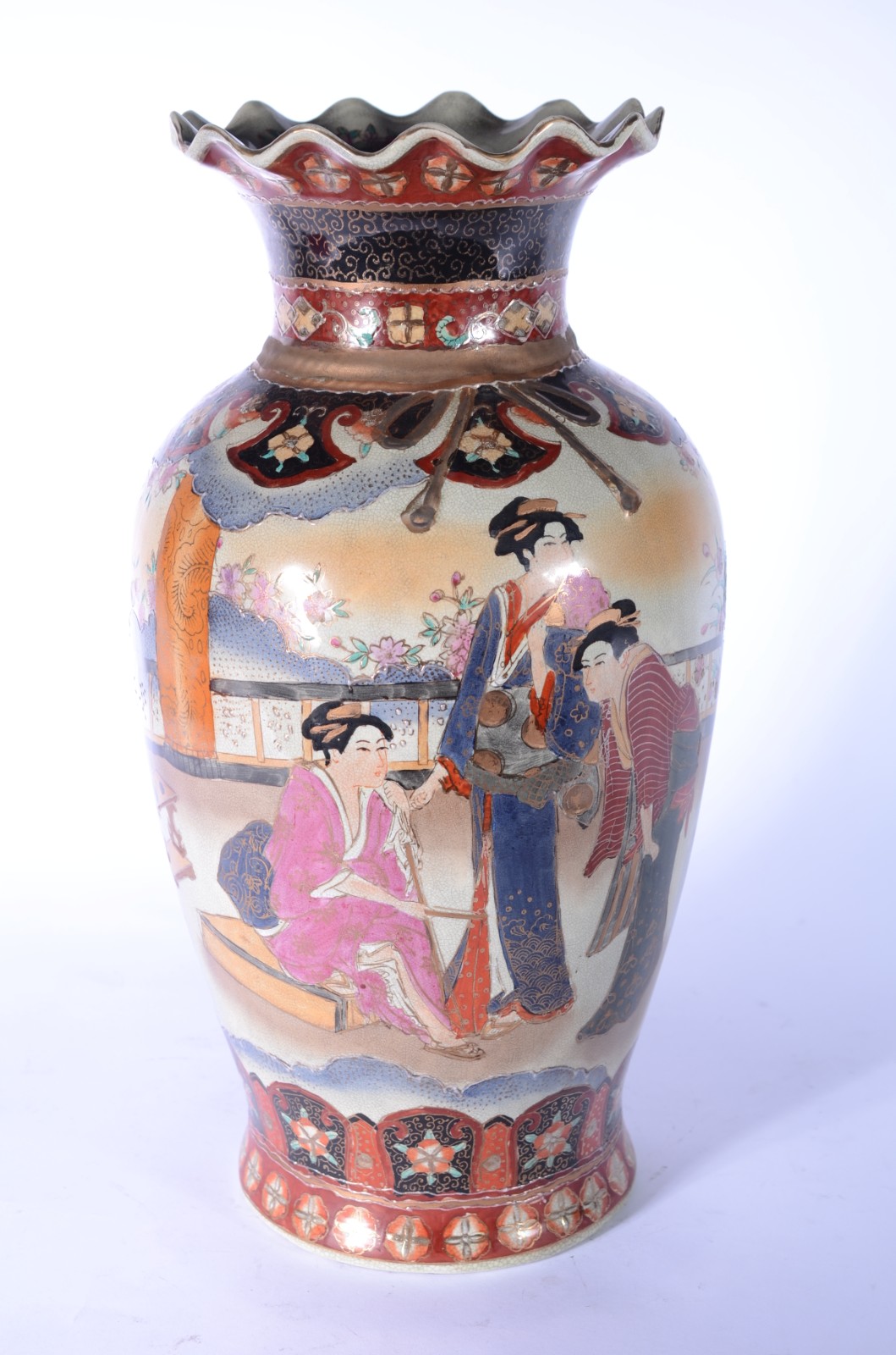 Vaso de porcelana oriental decorado com gueixas em policromia, borda... - foto 1 de 8