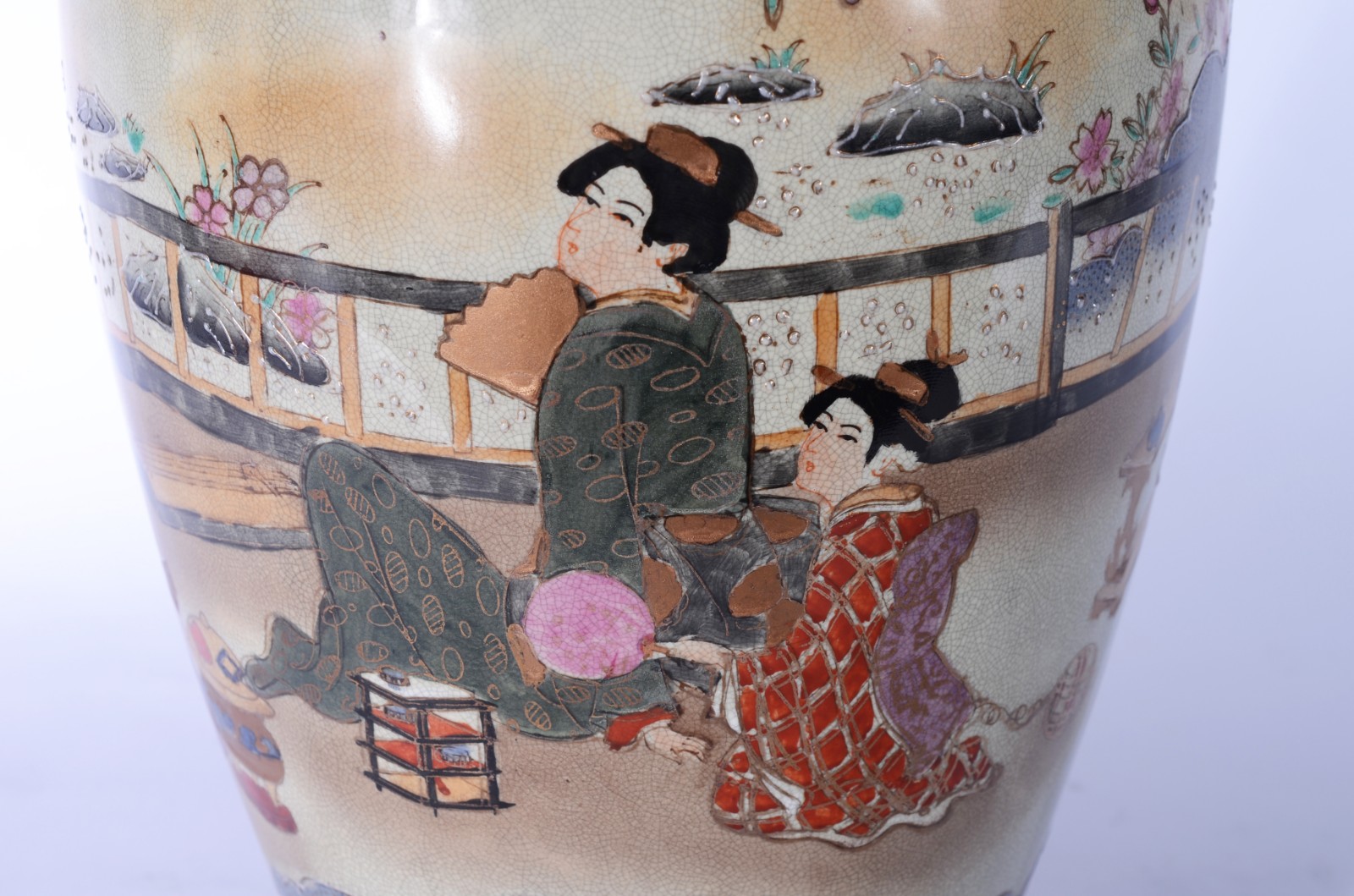 Vaso de porcelana oriental decorado com gueixas em policromia, borda... - foto 3 de 8