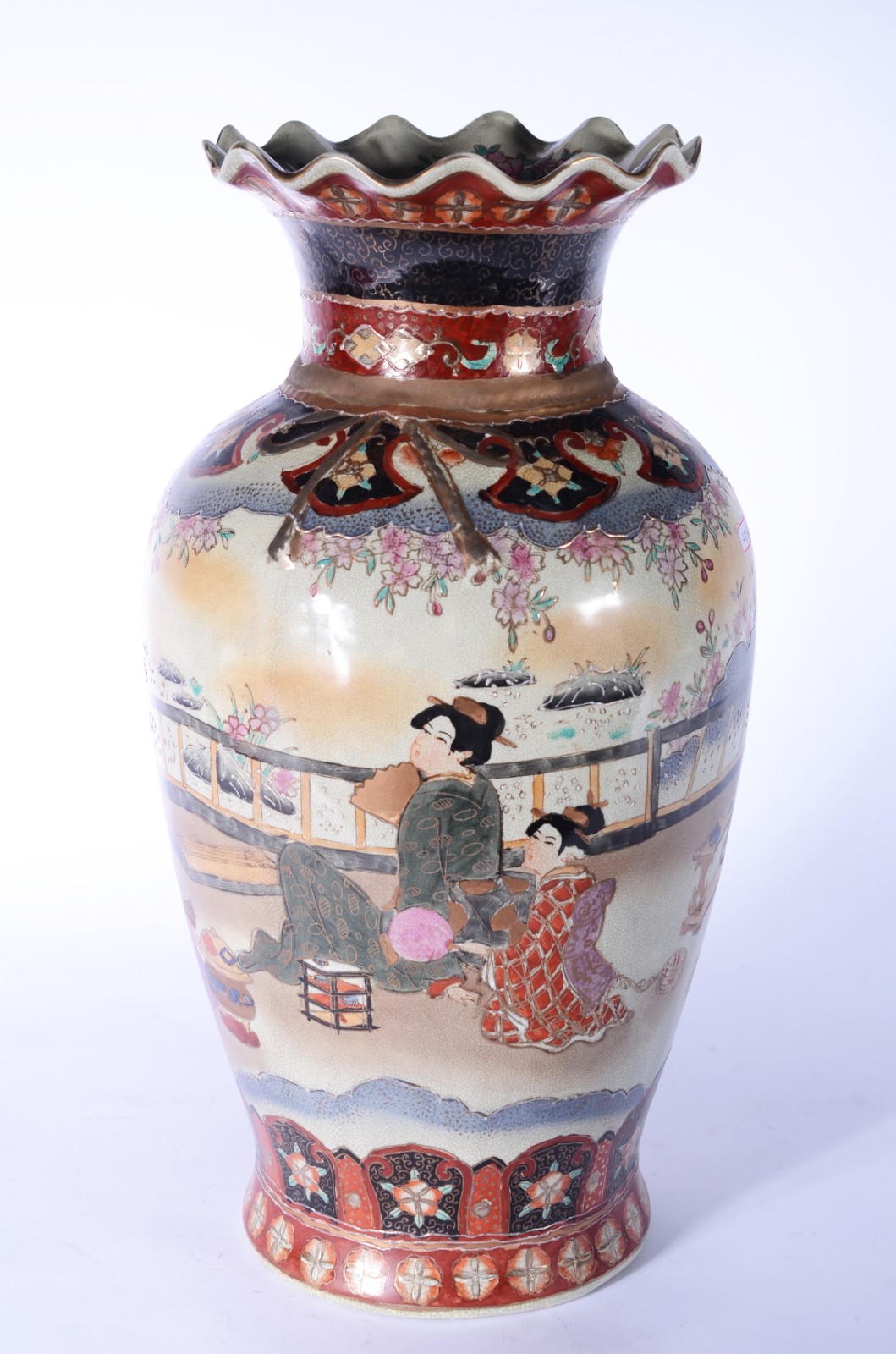 Vaso de porcelana oriental decorado com gueixas em policromia, borda... - foto 4 de 8
