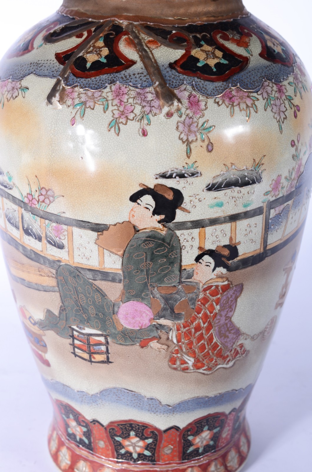 Vaso de porcelana oriental decorado com gueixas em policromia, borda... - foto 5 de 8