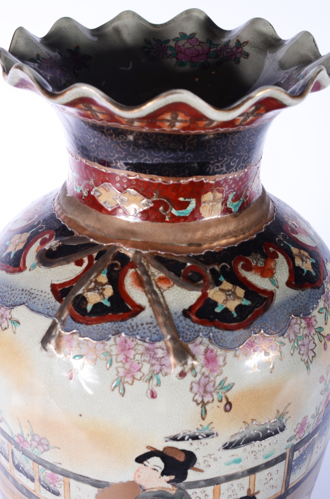 Vaso de porcelana oriental decorado com gueixas em policromia, borda... - foto 6 de 8