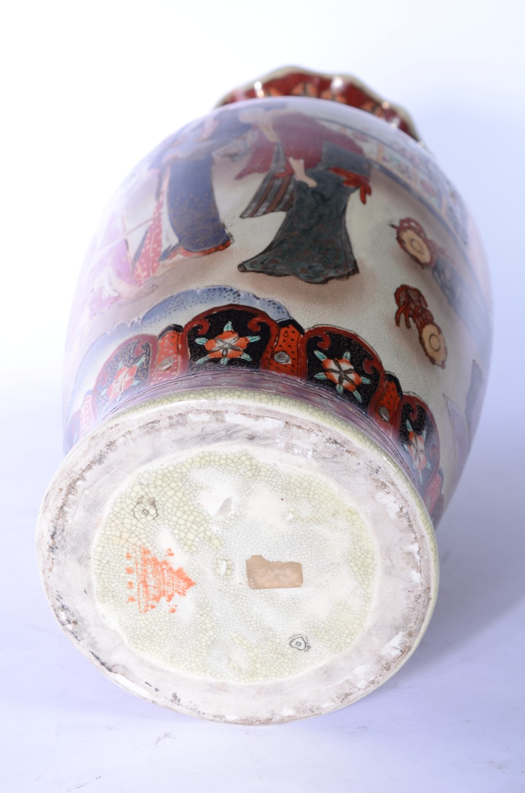 Vaso de porcelana oriental decorado com gueixas em policromia, borda... - foto 7 de 8