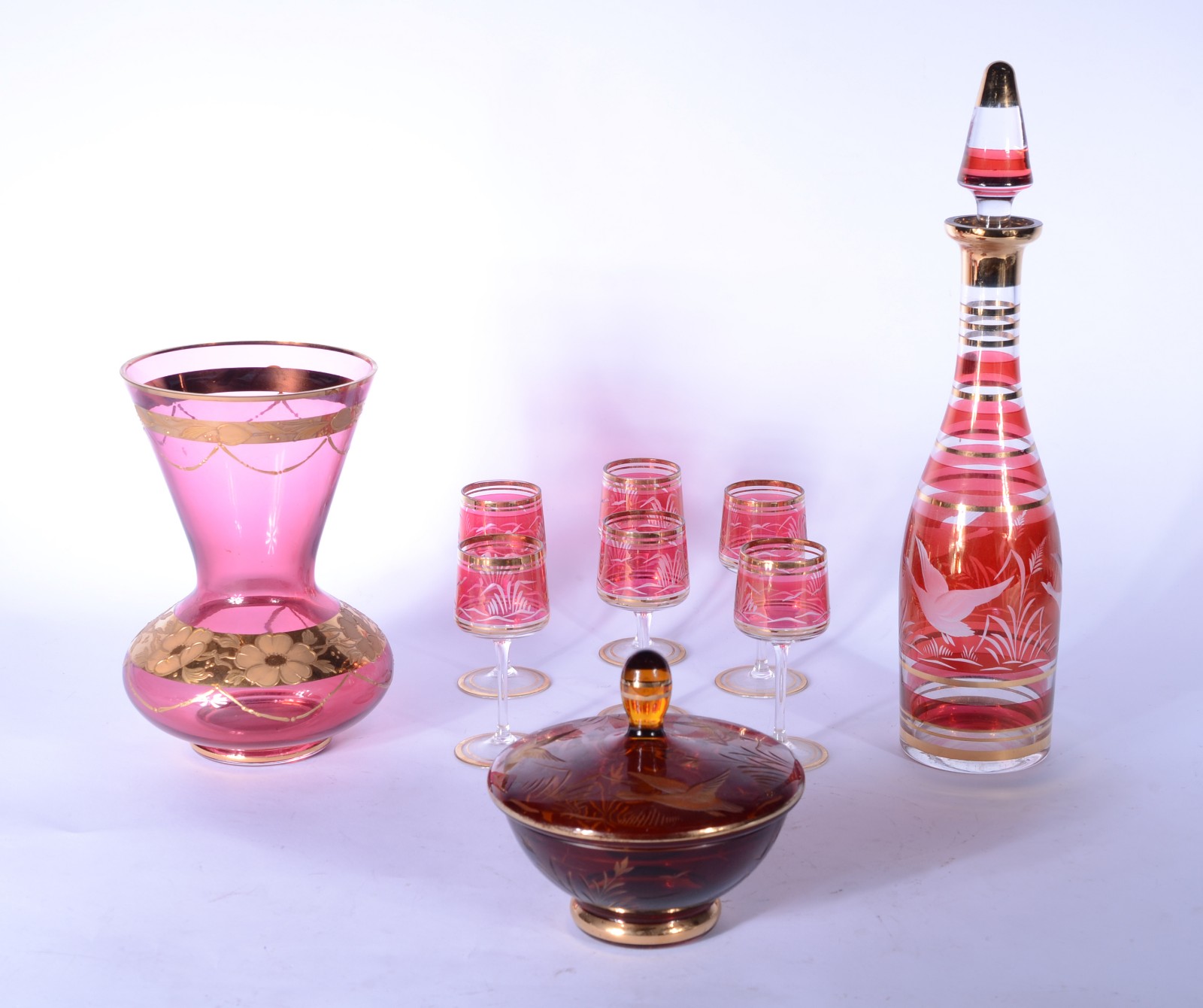 Conjunto de cristal tcheco vermelho com pássaros lavrados e realces... - foto 1 de 11