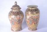 Vaso e potiche de porcelana oriental decorados ... - Vaso e potiche de porcelana oriental decorados com figuras em policromia ao gosto Satzuma, bases de madeira.