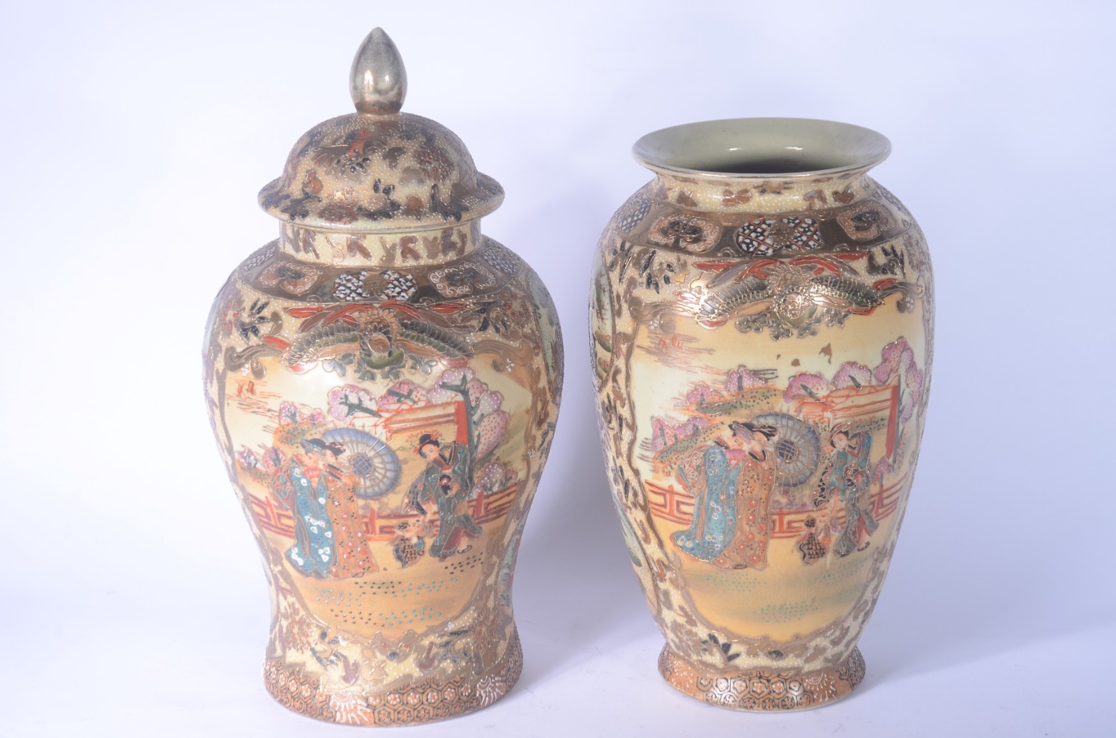 Vaso e potiche de porcelana oriental decorados com figuras em... - foto 2 de 11