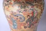 Vaso e potiche de porcelana oriental decorados ... - Vaso e potiche de porcelana oriental decorados com figuras em policromia ao gosto Satzuma, bases de madeira.