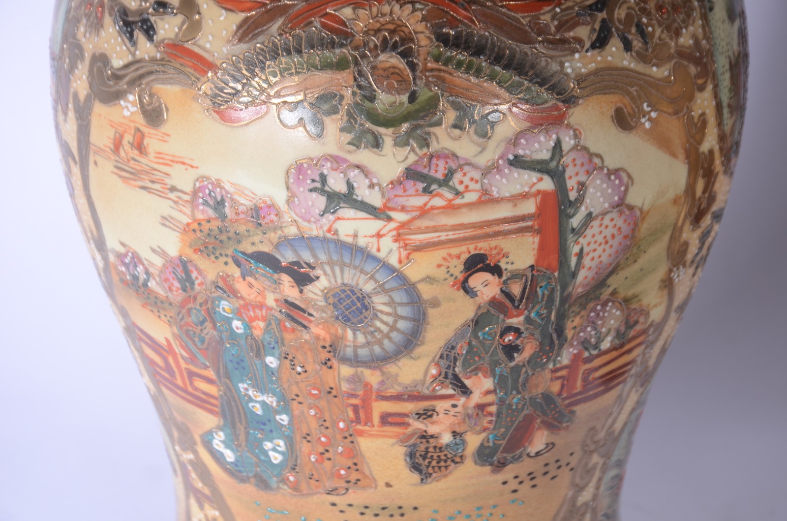 Vaso e potiche de porcelana oriental decorados com figuras em... - foto 3 de 11