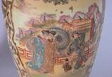 Vaso e potiche de porcelana oriental decorados ... - Vaso e potiche de porcelana oriental decorados com figuras em policromia ao gosto Satzuma, bases de madeira.