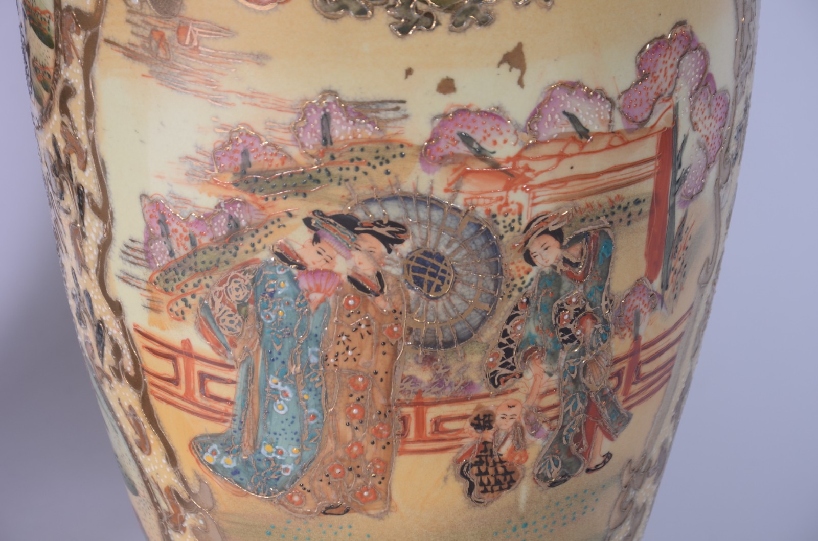 Vaso e potiche de porcelana oriental decorados com figuras em... - foto 4 de 11