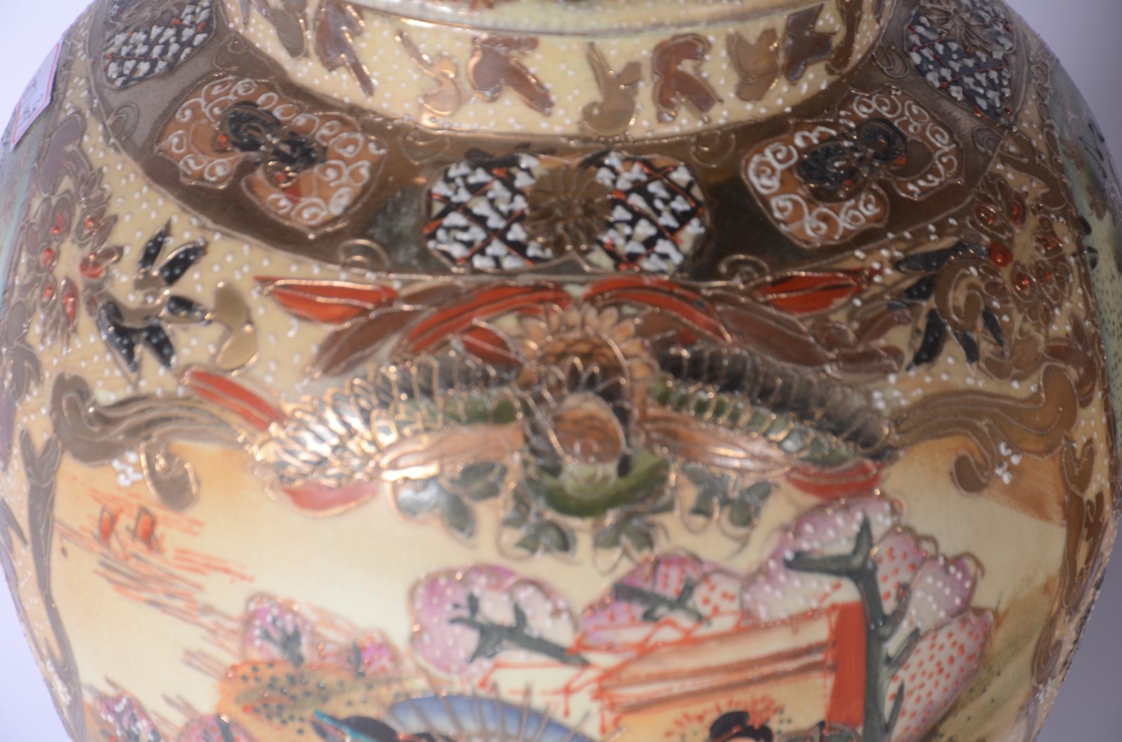 Vaso e potiche de porcelana oriental decorados com figuras em... - foto 5 de 11