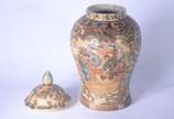Vaso e potiche de porcelana oriental decorados ... - Vaso e potiche de porcelana oriental decorados com figuras em policromia ao gosto Satzuma, bases de madeira.