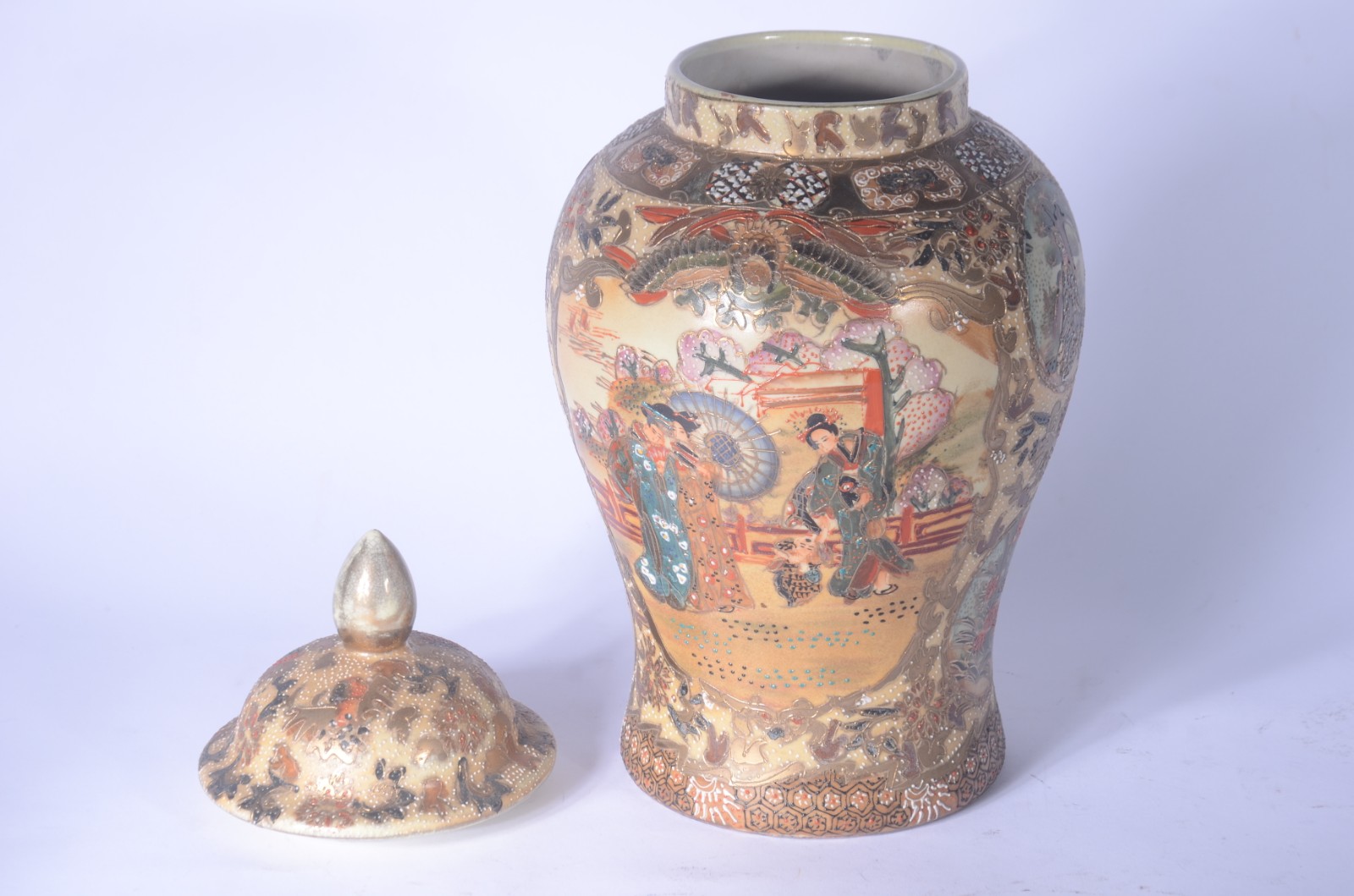Vaso e potiche de porcelana oriental decorados com figuras em... - foto 6 de 11