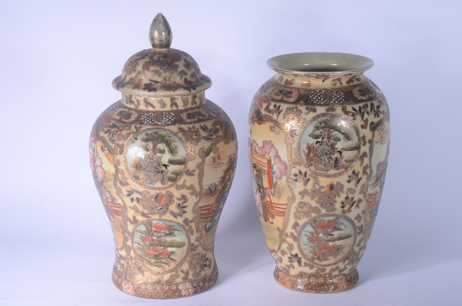 Vaso e potiche de porcelana oriental decorados com figuras em... - foto 7 de 11