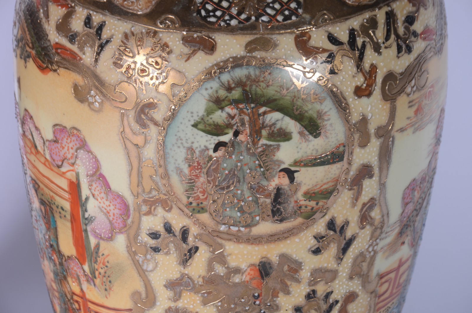 Vaso e potiche de porcelana oriental decorados com figuras em... - foto 8 de 11
