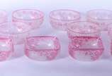 Conjunto de antigas lavandas de cristal lavrado... - Conjunto de antigas lavandas de cristal lavrado com flores, doublé rosa, possivelmente Baccarat, sendo 10 redondas e 6 quadradas. Total: 16 peças.