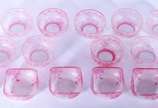 Conjunto de antigas lavandas de cristal lavrado... - Conjunto de antigas lavandas de cristal lavrado com flores, doublé rosa, possivelmente Baccarat, sendo 10 redondas e 6 quadradas. Total: 16 peças.