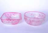 Conjunto de antigas lavandas de cristal lavrado... - Conjunto de antigas lavandas de cristal lavrado com flores, doublé rosa, possivelmente Baccarat, sendo 10 redondas e 6 quadradas. Total: 16 peças.