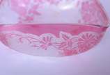 Conjunto de antigas lavandas de cristal lavrado... - Conjunto de antigas lavandas de cristal lavrado com flores, doublé rosa, possivelmente Baccarat, sendo 10 redondas e 6 quadradas. Total: 16 peças.
