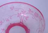 Conjunto de antigas lavandas de cristal lavrado... - Conjunto de antigas lavandas de cristal lavrado com flores, doublé rosa, possivelmente Baccarat, sendo 10 redondas e 6 quadradas. Total: 16 peças.