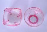 Conjunto de antigas lavandas de cristal lavrado... - Conjunto de antigas lavandas de cristal lavrado com flores, doublé rosa, possivelmente Baccarat, sendo 10 redondas e 6 quadradas. Total: 16 peças.