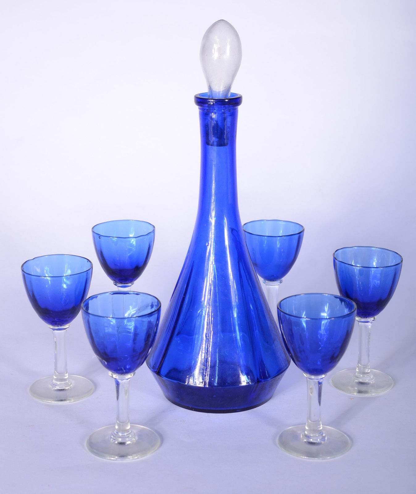 Conjunto de licoreira de vidro azul com 6 copinhos. - foto 1 de 7