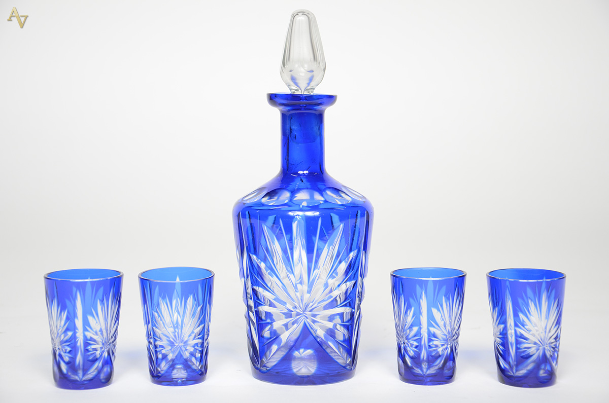 Licoreira de cristal lapidado doublé azul com 4 copinhos. Altura 23...