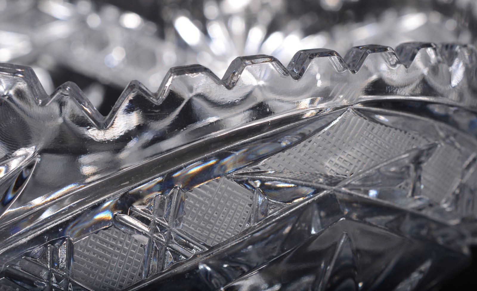 Duas fruteiras de cristal tcheco lapidado, bordas "dentadas". - foto 6 de 11
