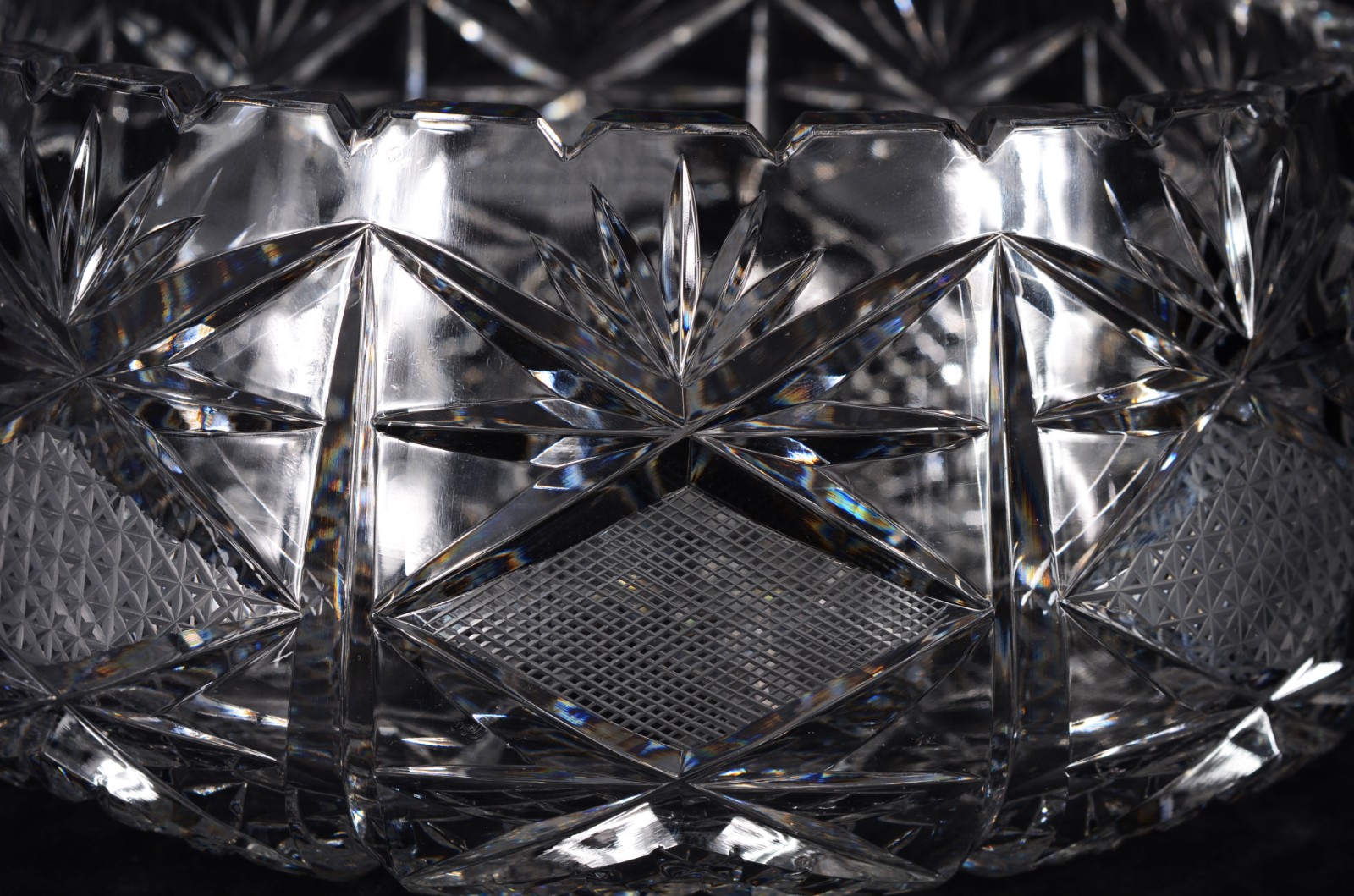 Duas fruteiras de cristal tcheco lapidado, bordas "dentadas". - foto 7 de 11