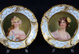 Par de pratos de porcelana alemã decorados com ... - Par de pratos de porcelana alemã decorados com figuras de damas em policromia, assinados, bordas com guirlandas douradas. (um com restauro)